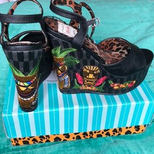 Bettie Page Keke Tiki Wedge Black
